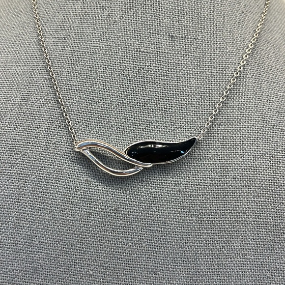 Vintage Monet Classic Necklace with Black Enamel Leaf. - Picture 5 of 6